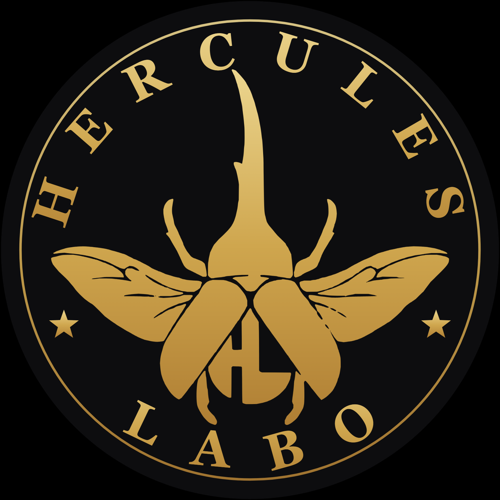 黒地に金の円形エンブレム（HERCULES LABO のロゴマーク）。封蝋に押すホールマーク（イメージ）